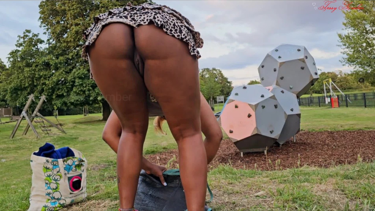 UPSKIRT Geen SLIPJE in een OPENBAAR PARK