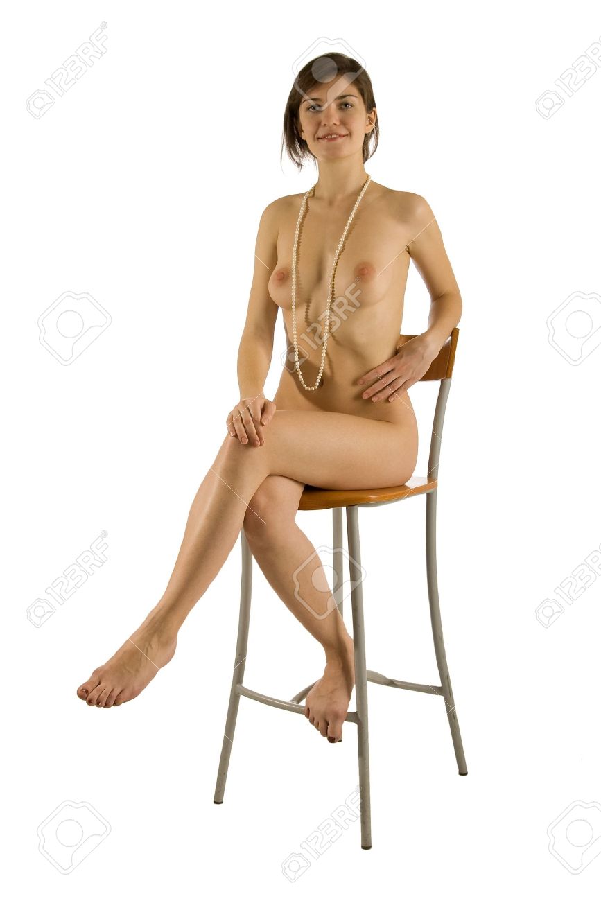 Lchelnde Nackte Mdchen Mit Perle Perlen Sitzt Auf Einem Stuhl Isoliert Auf Weiem Lizenzfreie Fotos Bilder und Stock Fotografie. Image 4831256.
