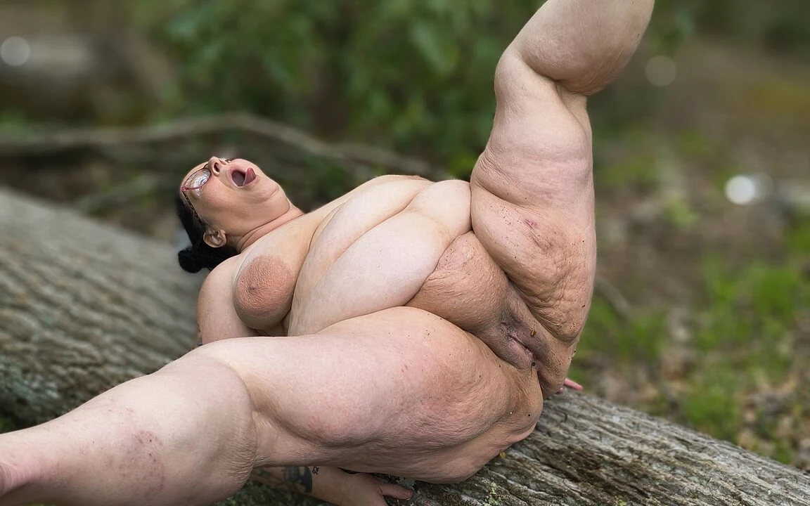 Nackt in ihrem frechen wald beobachtet jemand wie sie so verdammt gut kommt