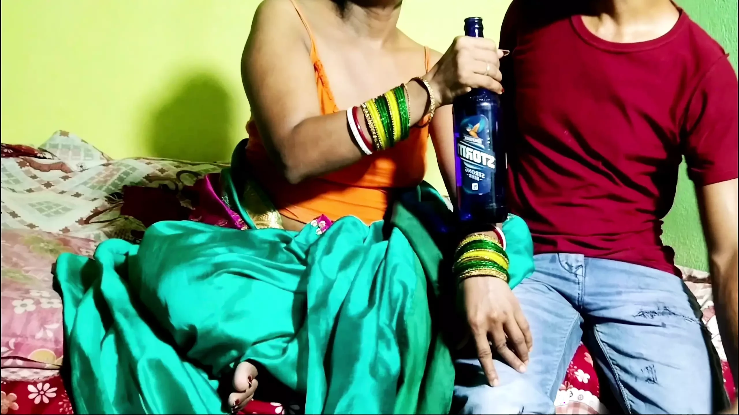 Padosh Wali Bhojayi Ko Beer Pilakar Choda