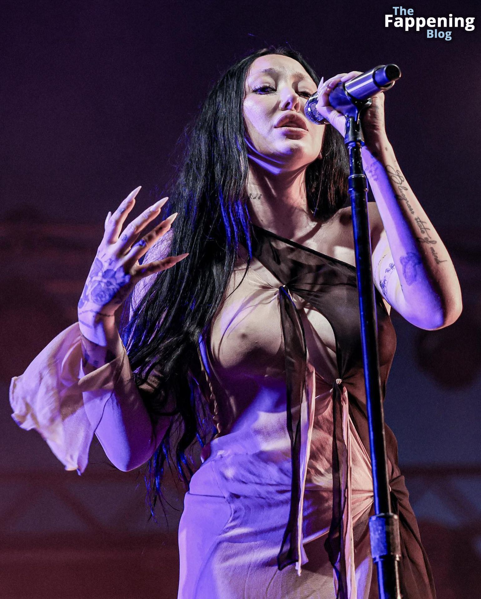 Noah Cyrus Displays Her Nude Boobs on Stage at the Splendour in the Grass Music Festival in Australia