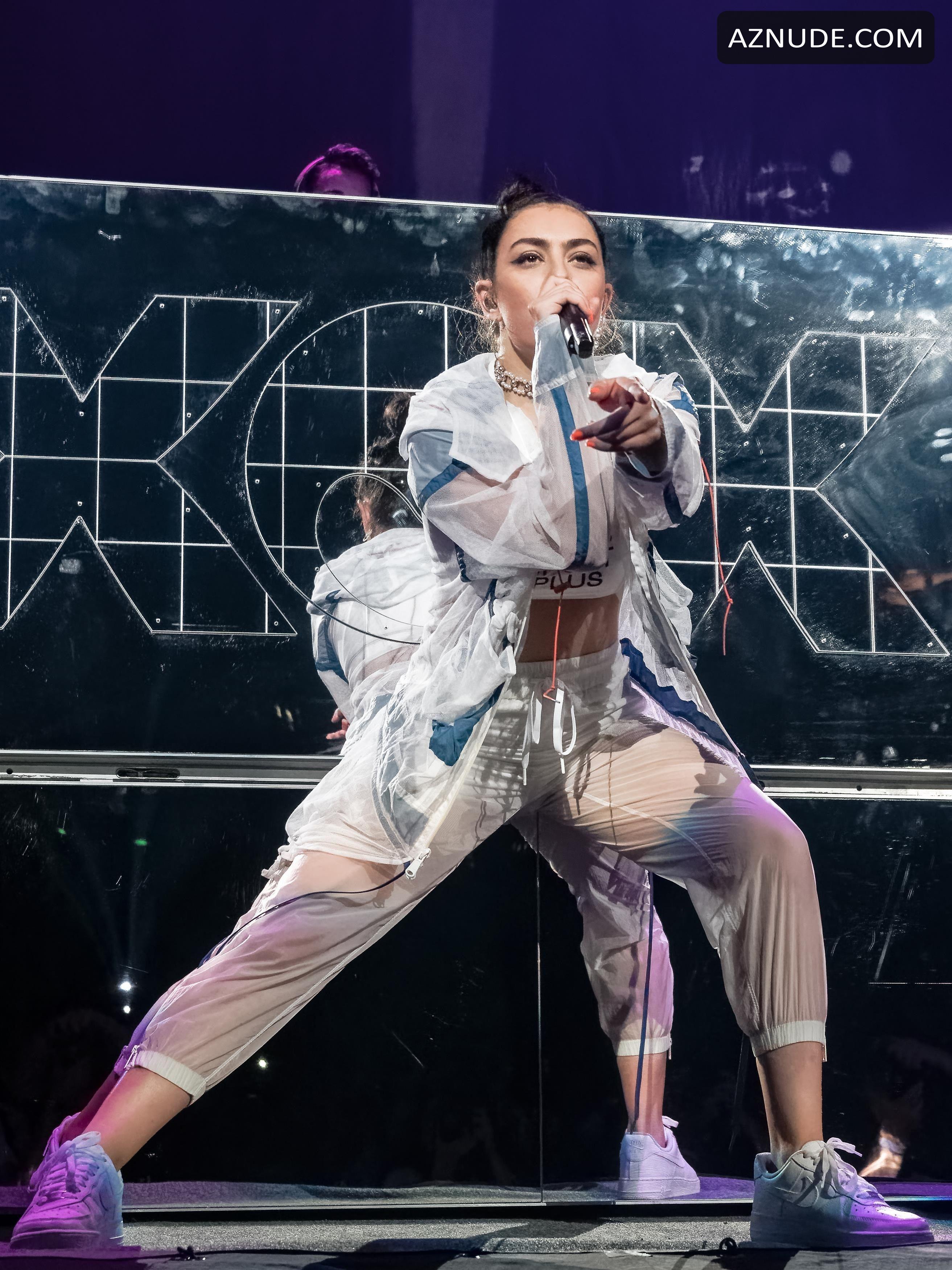 Charli XCX Sexy Underboob On Stage at the Concert in Orlando