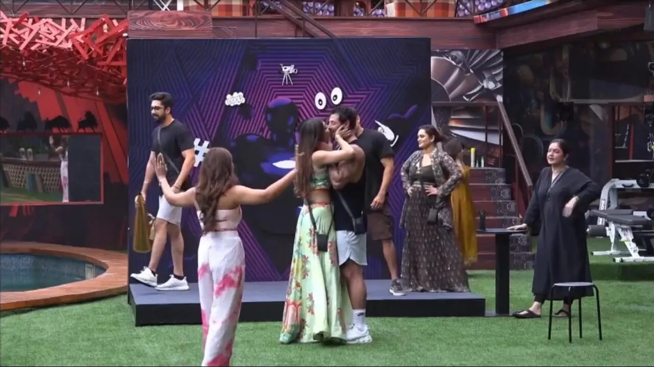 Beautiful Akanksha Puri hot lip-lock kiss