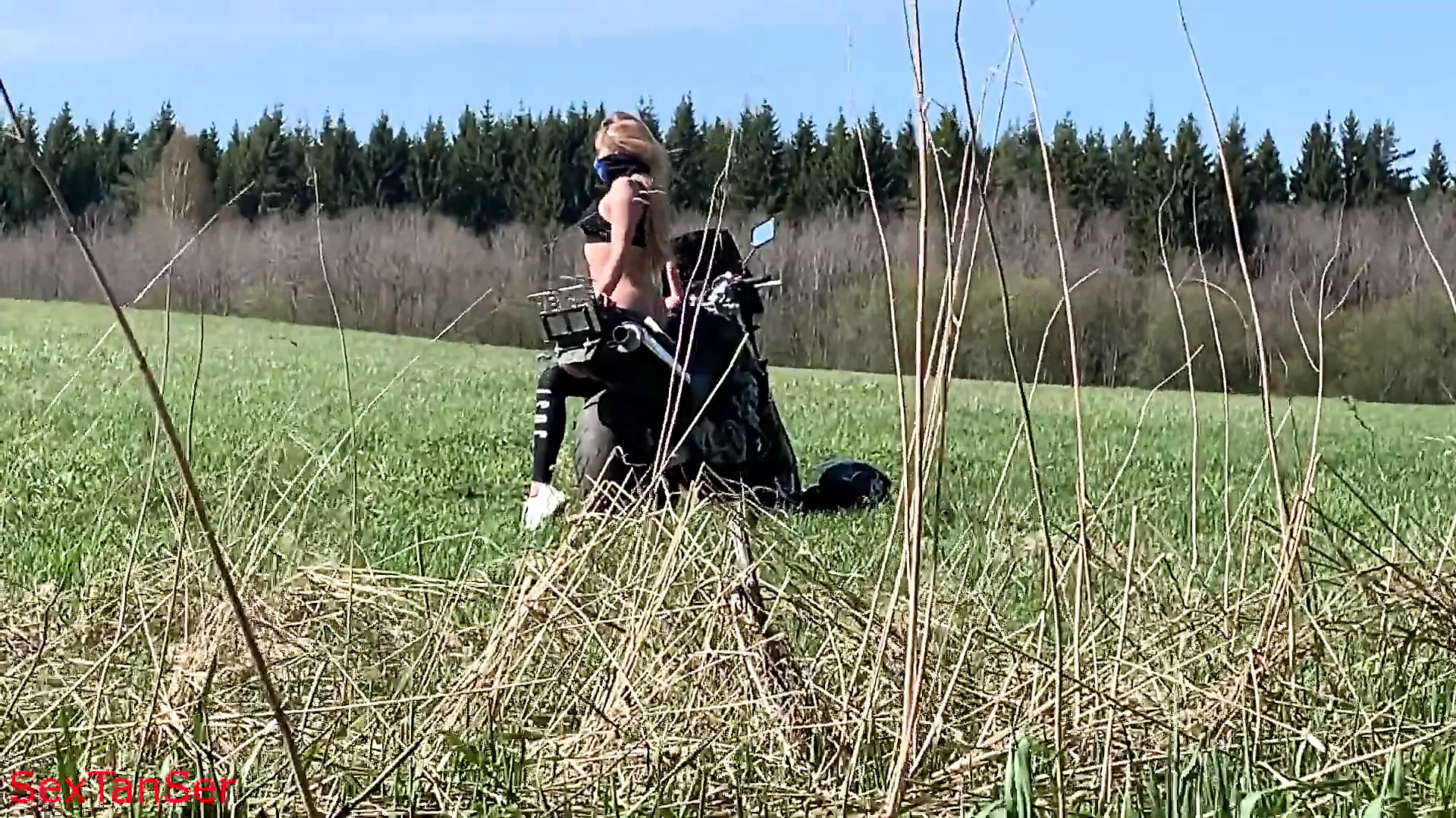 Ein Biker-Mdchen fickt sich auf einem Motorrad. Ich habe geguckt...