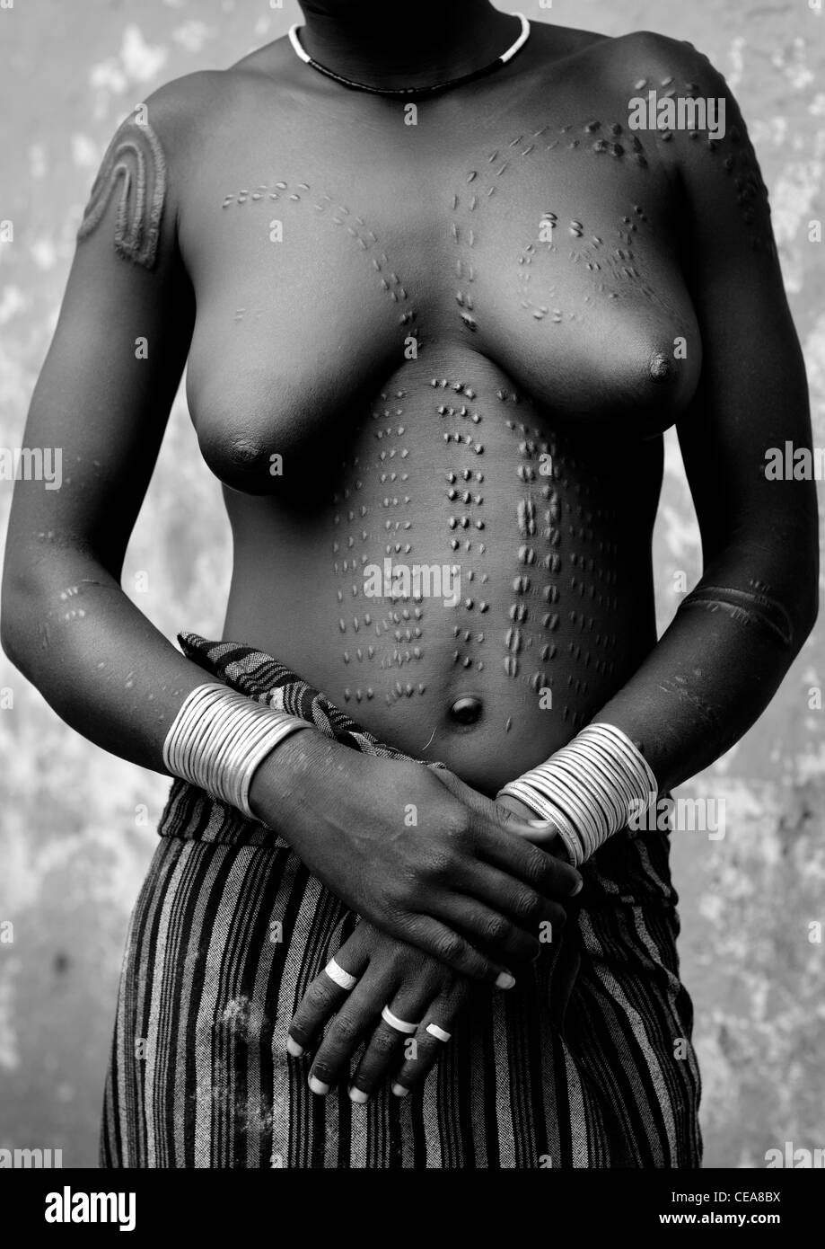 Naked Breasts Bodi Woman Breasts And Shoulders With Scarified Skin Hana Mursi Village Omo Valley Ethiopia Stock Photo