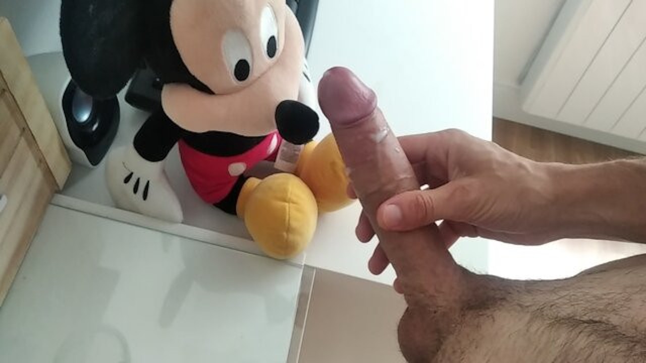 Ik neuk Mickey Mouse en ik geef hem een paar lullen met mijn enorme lul totdat ik klaarkom
