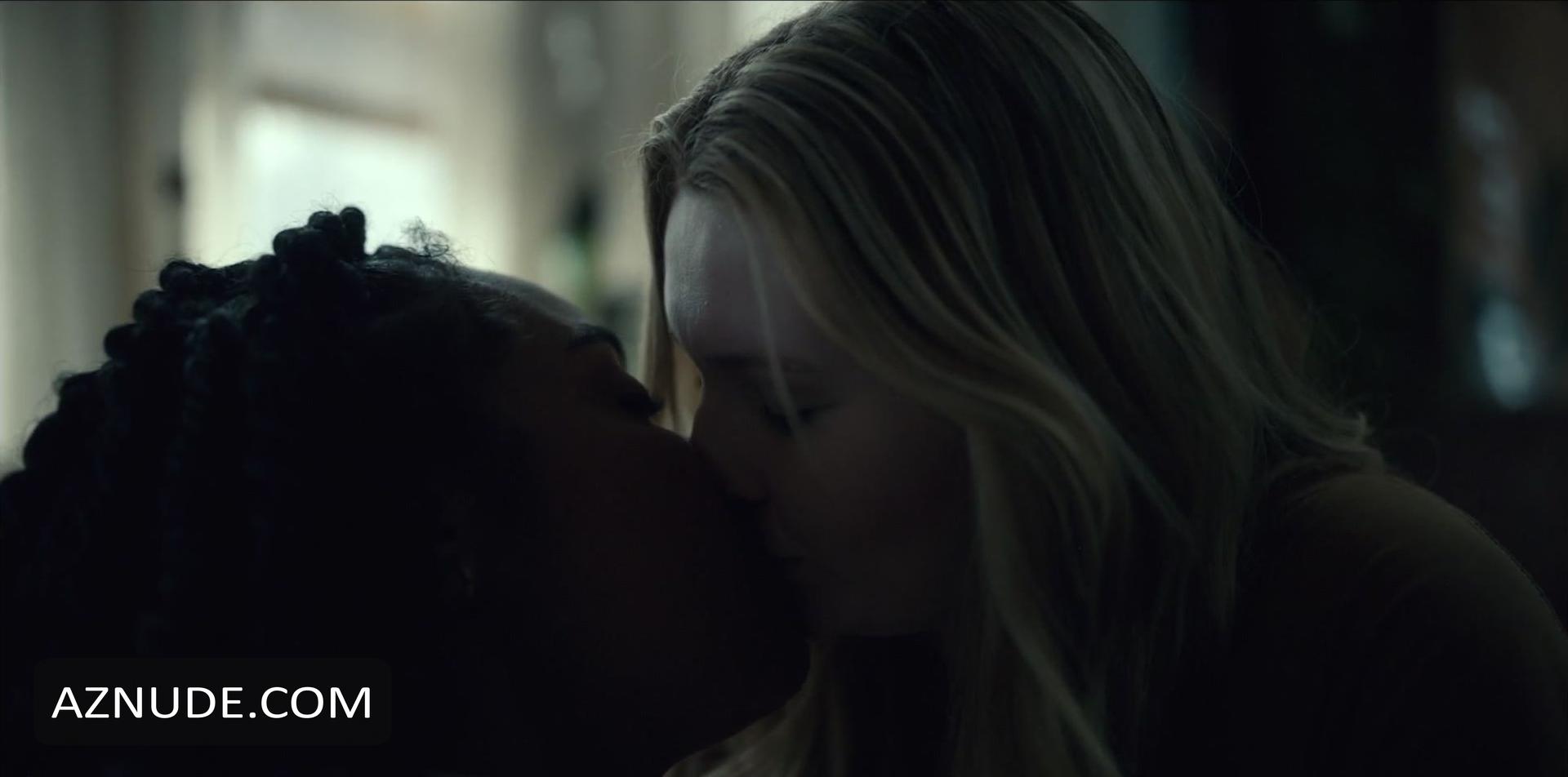 ABIGAIL BRESLIN Nude