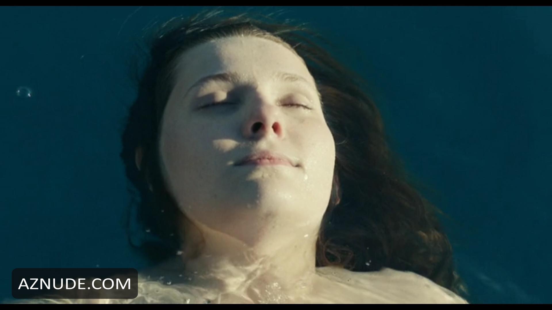 ABIGAIL BRESLIN Nude