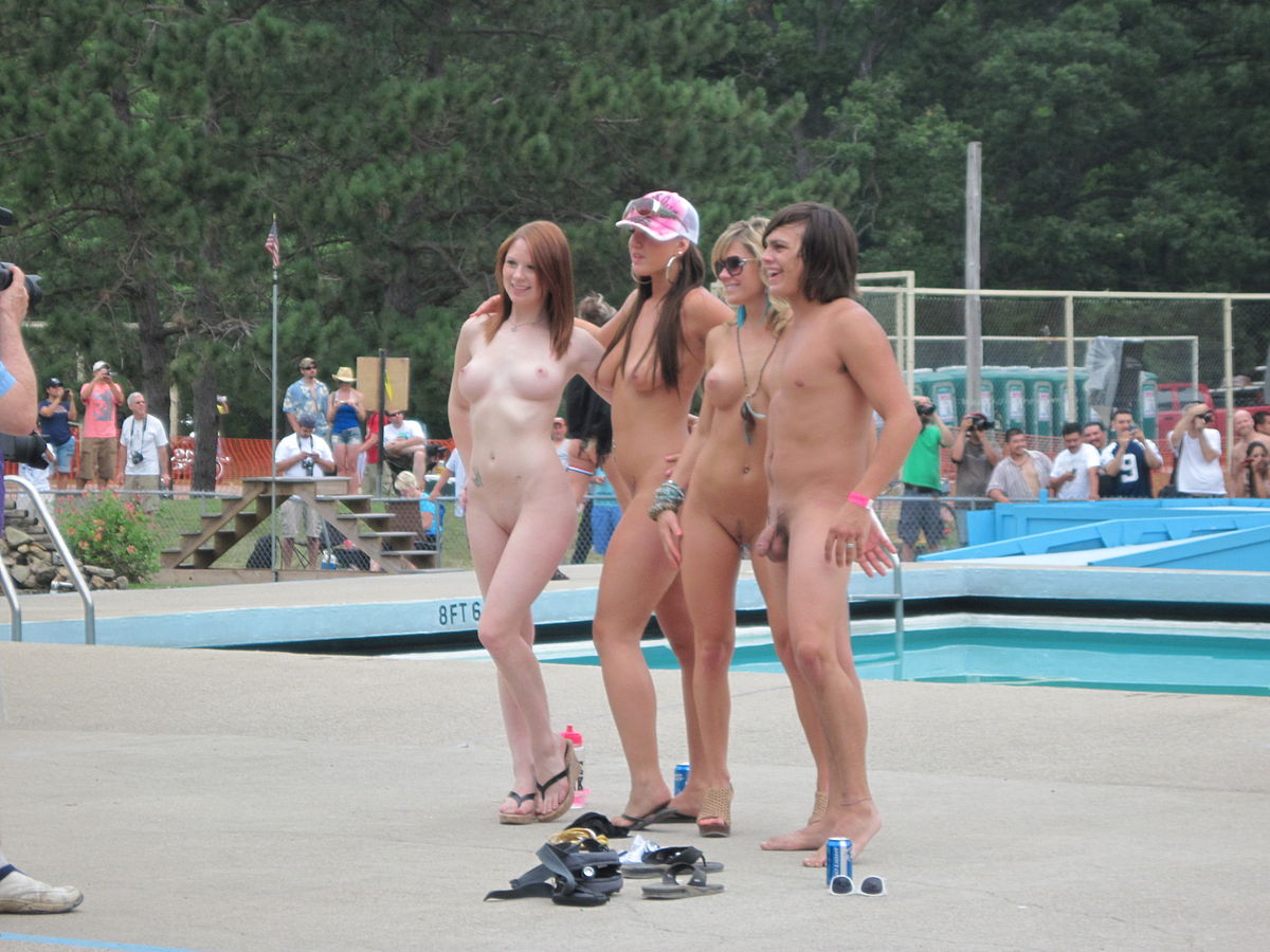 Bestand:3 girls 1 guy.jpg