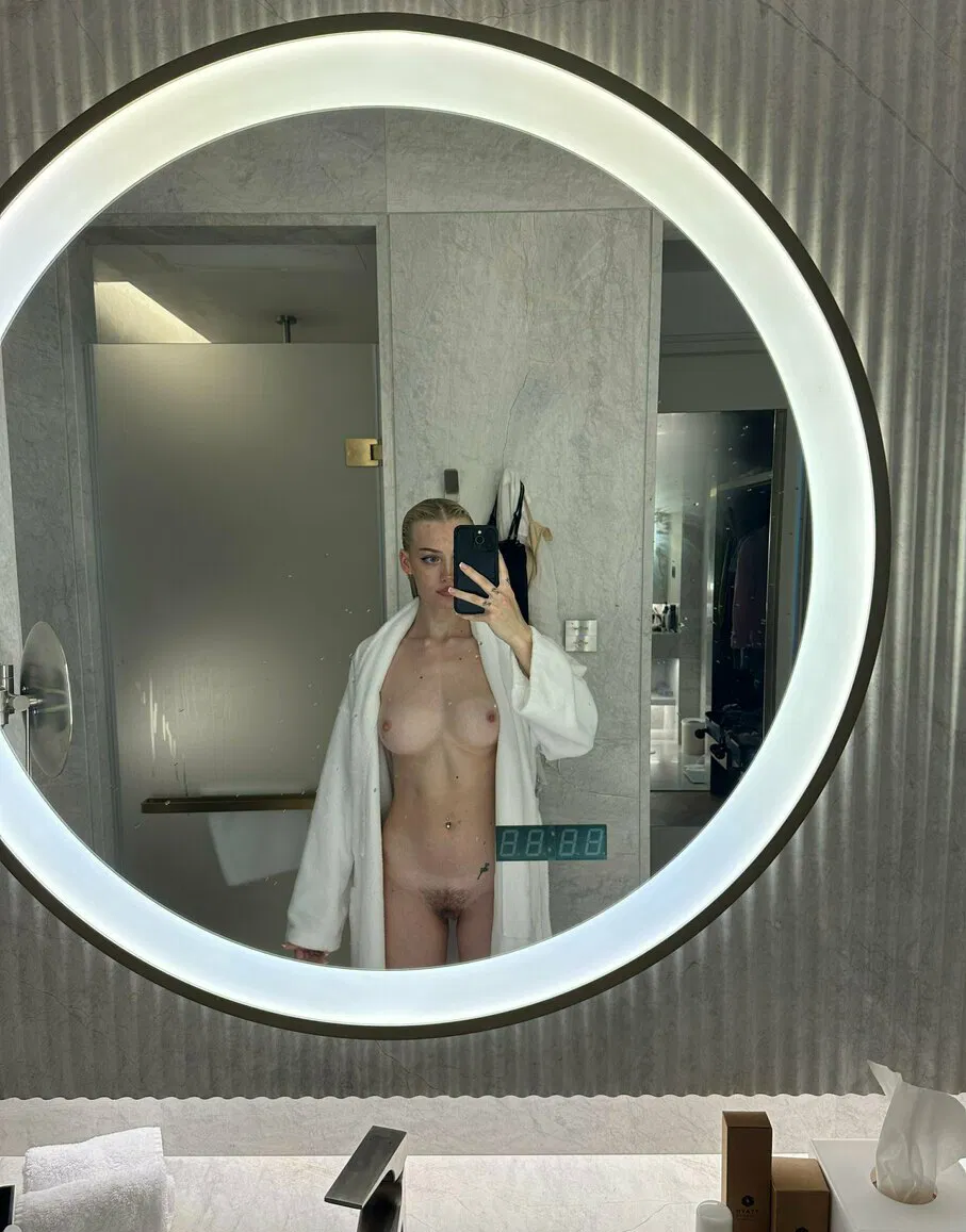 Ariesia Nude Tits
