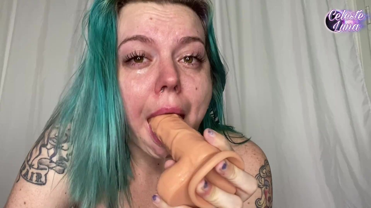 Meisje DeepThroat Gezicht Neuken Grote Dildo Bedekt In Spuug En Tranen Voor OnlyFans