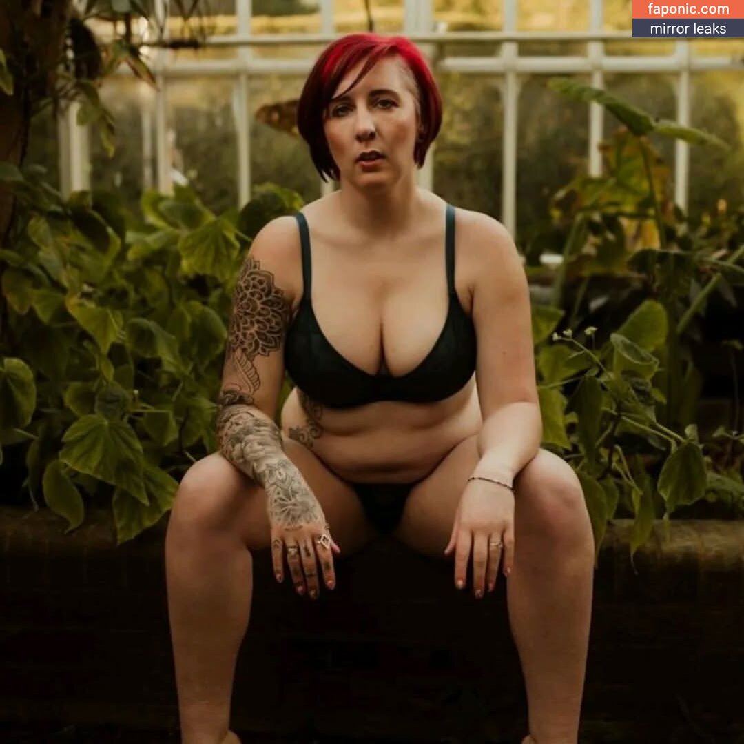 KneeDeepInLife aka Laura Belbin Nude Leaks Patreon