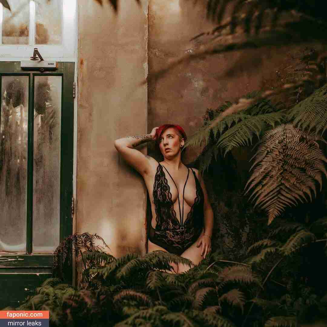 KneeDeepInLife aka Laura Belbin Nude Leaks Patreon