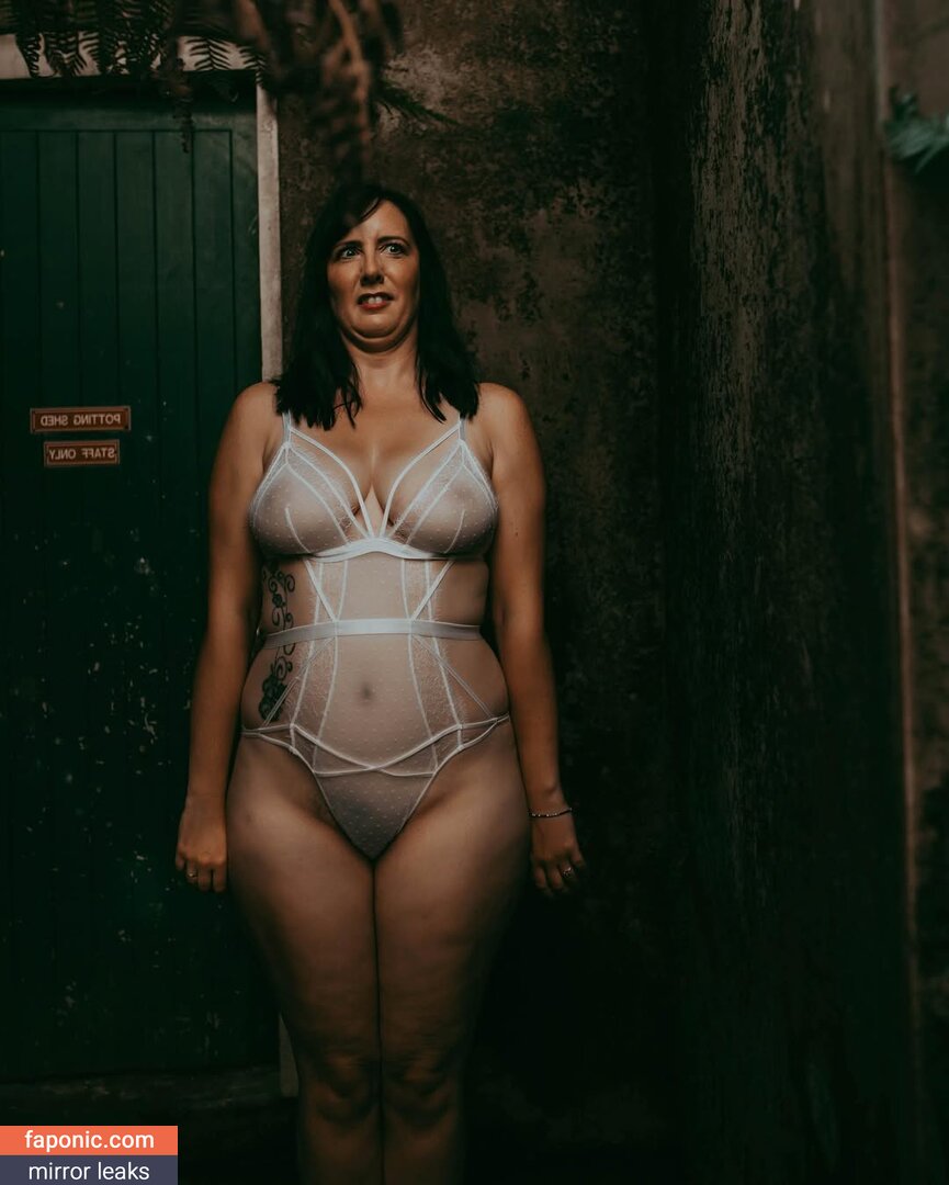 KneeDeepInLife aka Laura Belbin Nude Leaks Patreon