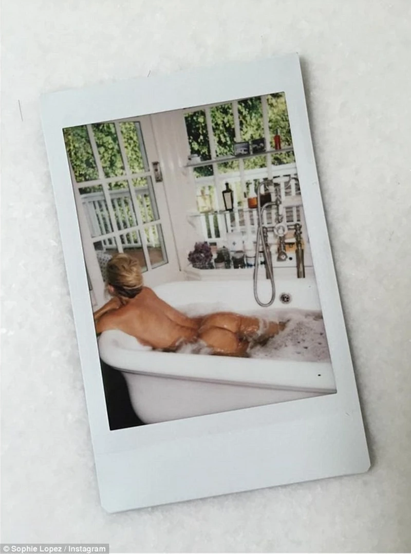 Kate Hudson is naked in the bathtub everything is visible Photo 18