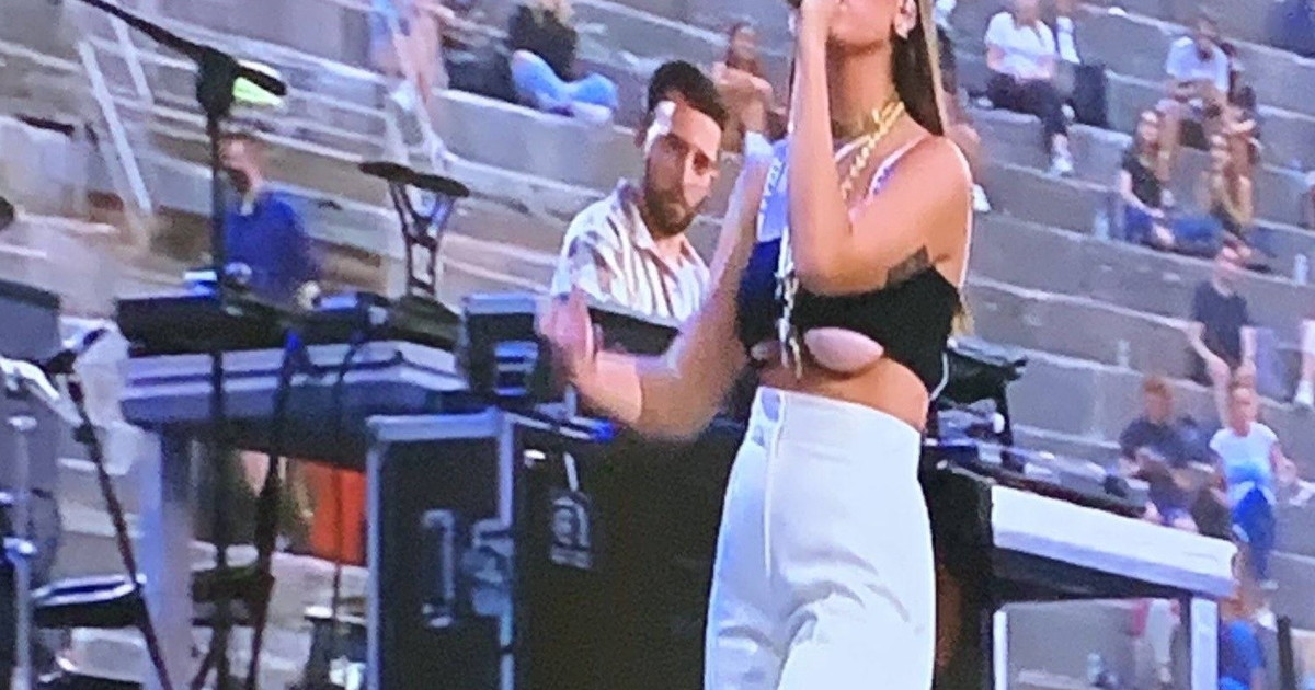 Gaia Gozzi Resta Nuda Mentre Canta In Diretta Tv Le Foto 102312
