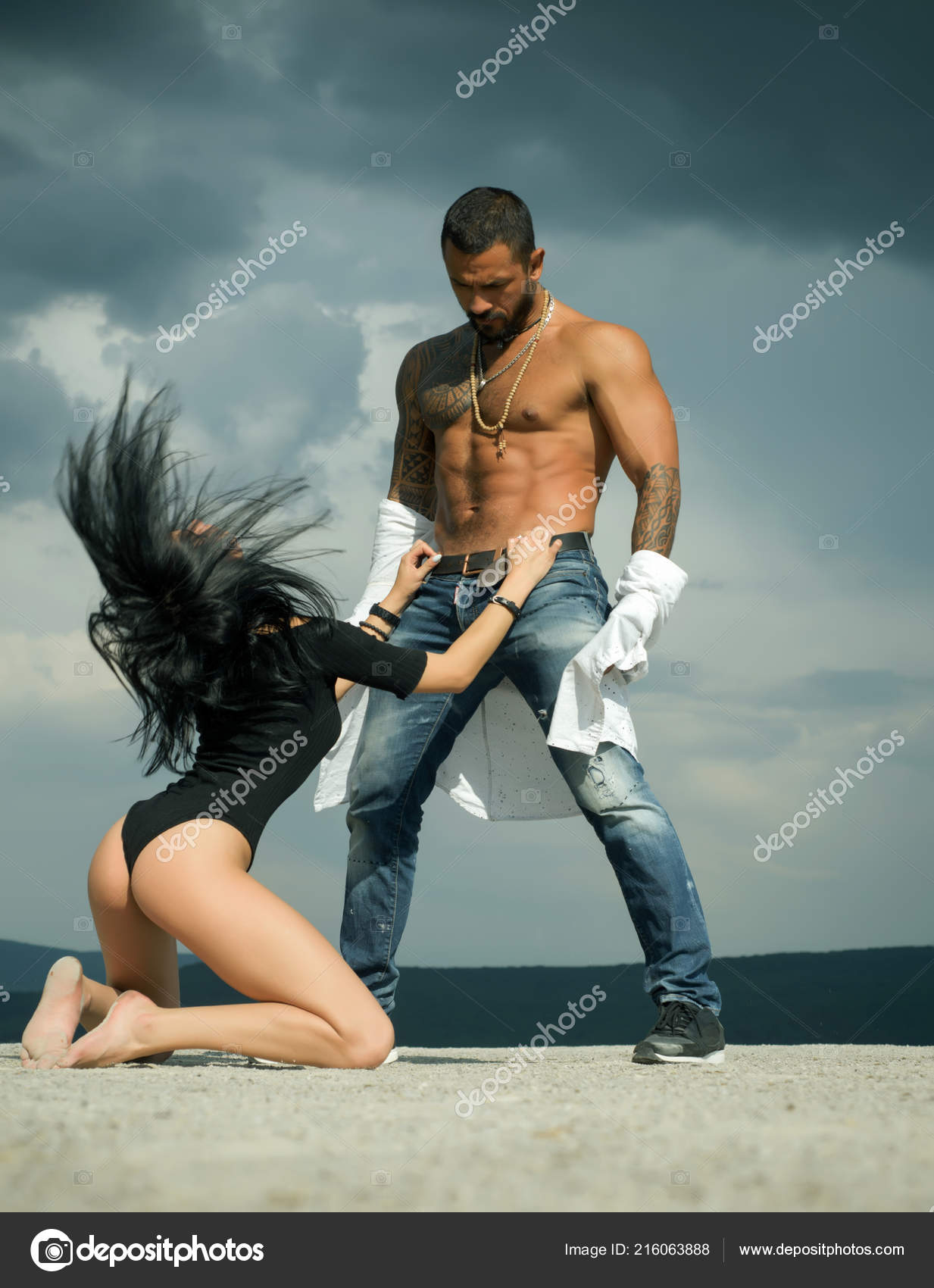 Gepassioneerde vrouwen orale seks met gespierde man. Hele dag sex-marathon. Wilde sex met Sexy Baby. Gepassioneerde vrouw en brutale man orale seks. Dominante man. Passie verlangen. Stockfoto 216063888