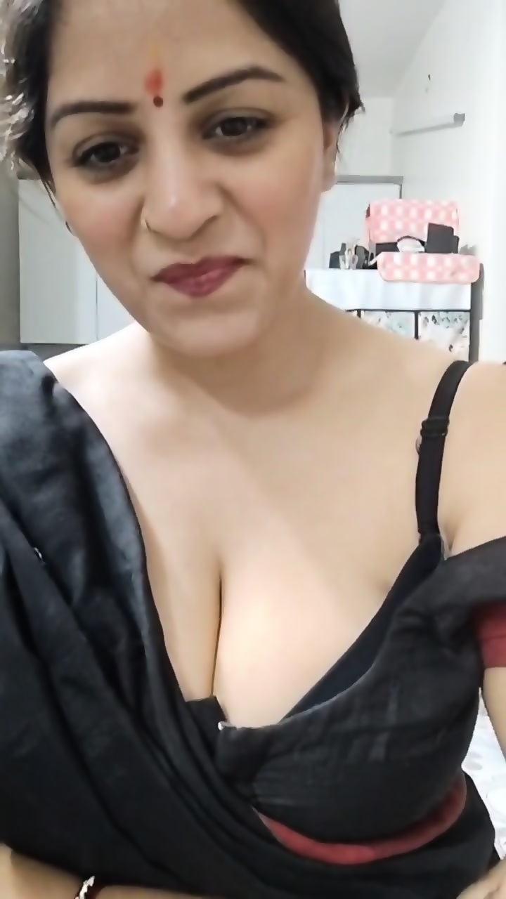 Insta Mom Vandana Pathak Sep 21 Live Black Saree Stripping