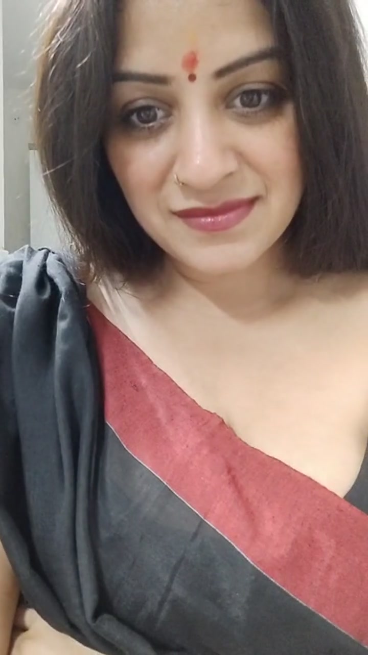Insta Mom Vandana Pathak Sep 21 Live Black Saree Strip 2