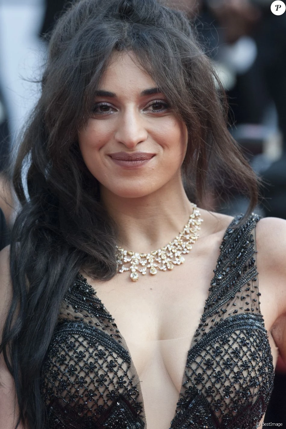 Camélia Jordana en robe très décolletée