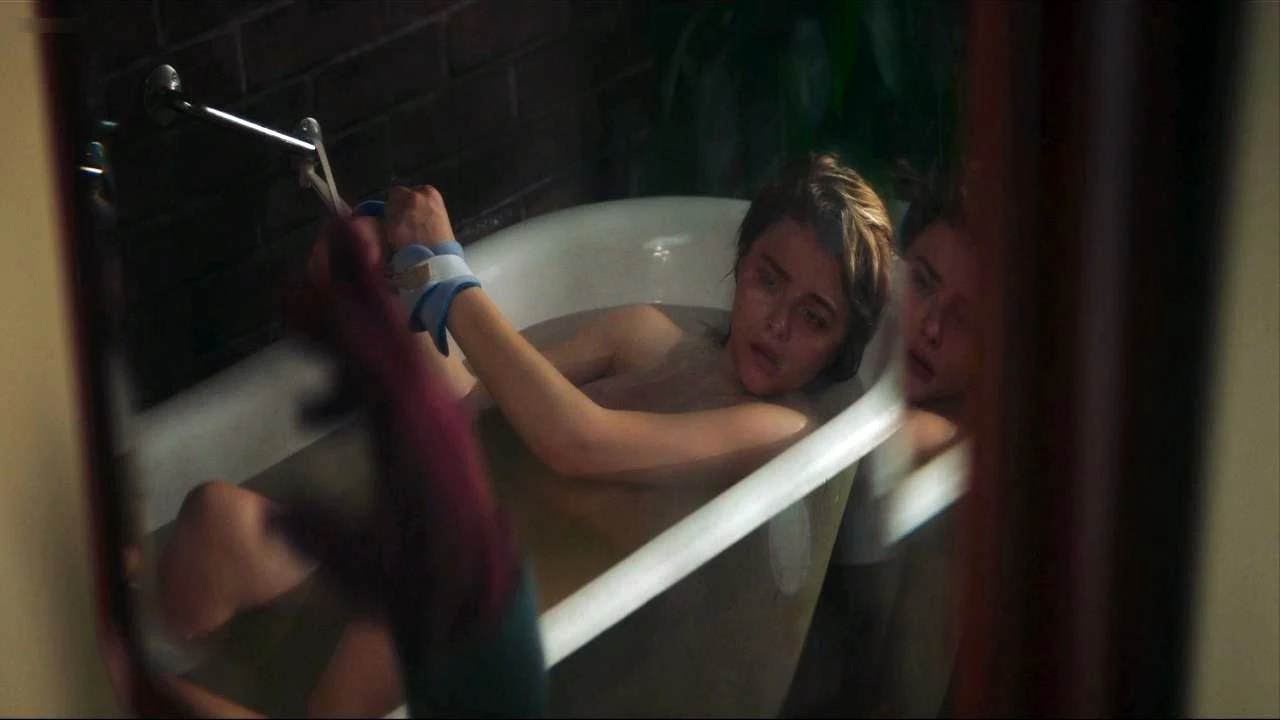 Chloe Grace Moretz heet en naakt bedekt met bad