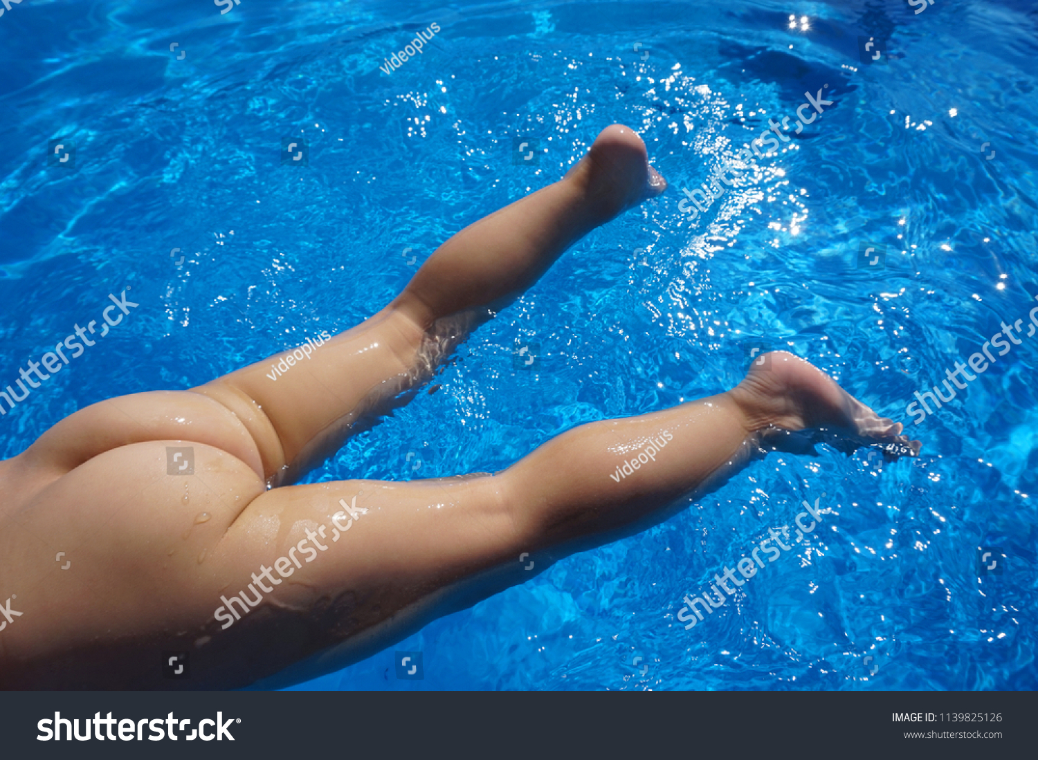 Baby Swimming-pool Naked Little Ass Pool Stockfoto 1139825126