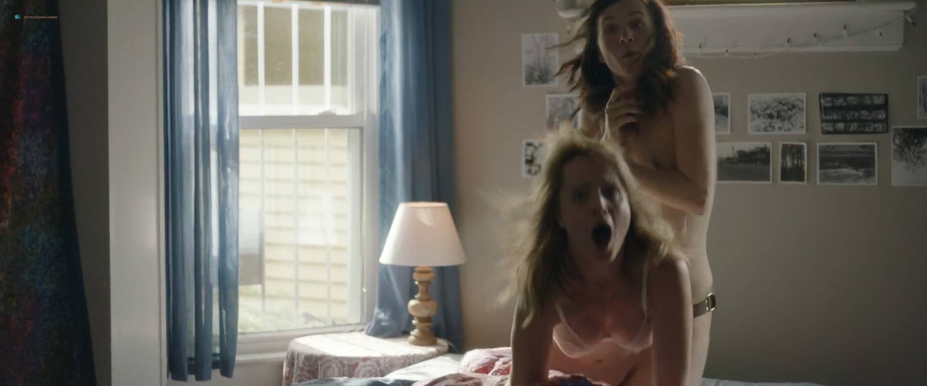 Naked Mena Suvari in Becks ANCENSORED
