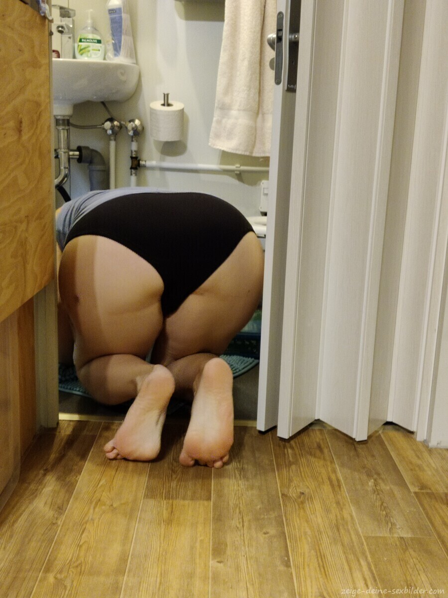 Sexy Milf beim Putzen