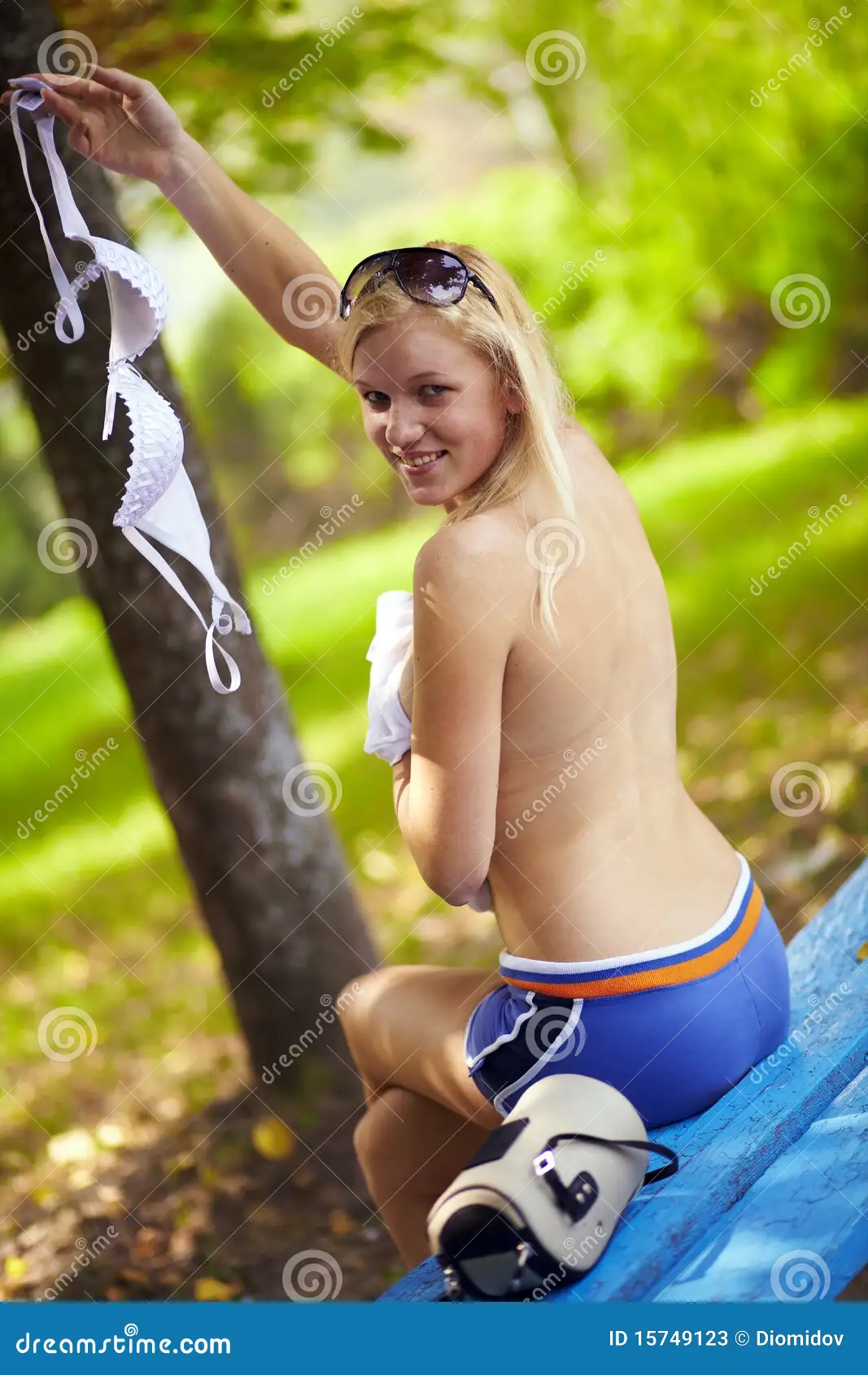 Naakt meisje in het park stock afbeelding. Image of vrouw