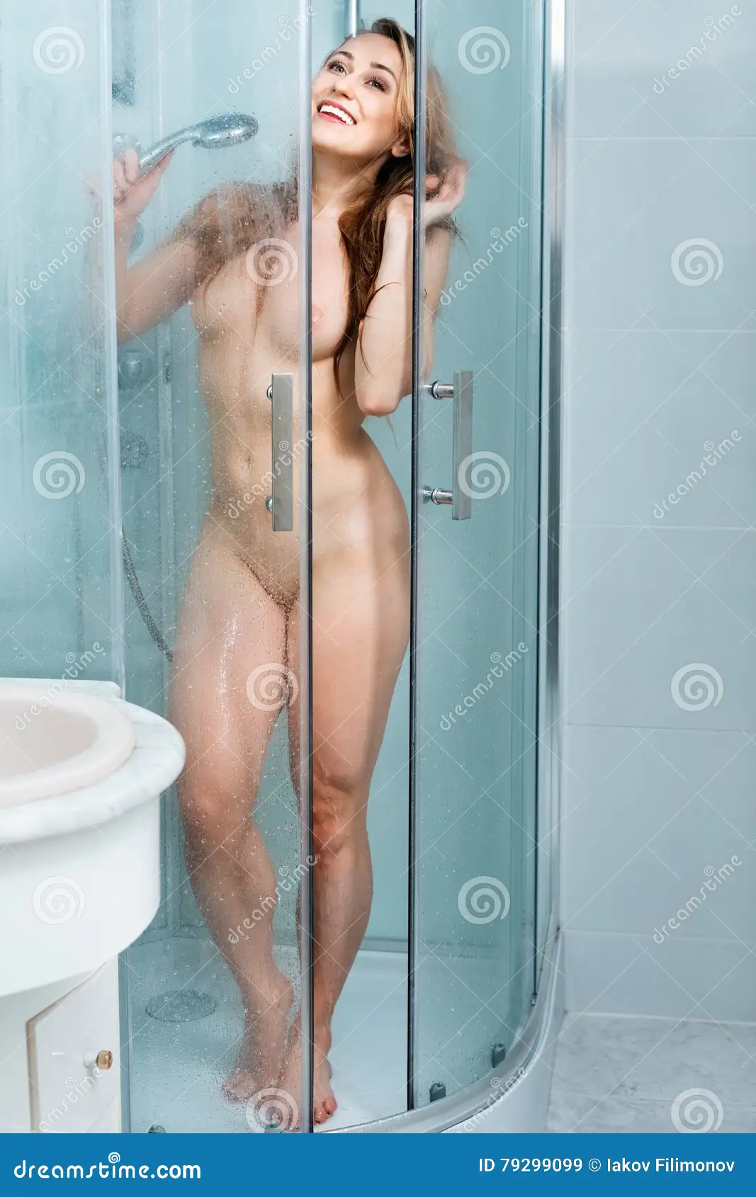 Naakte Vrouw Met Lang Blond Haar Die Douche Nemen Stock Afbeelding