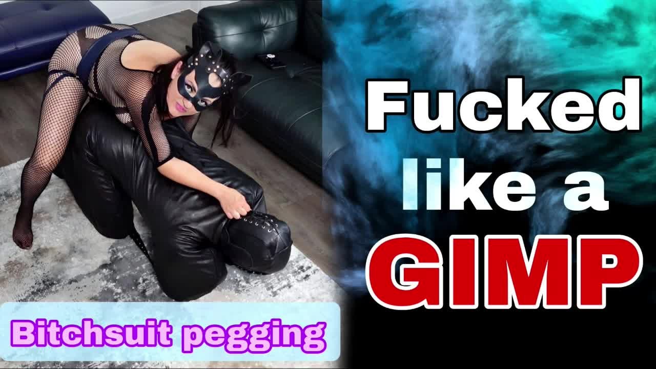 Femdom Bitchsuit Pegging Leather Bondage Enorme Strap On Dildo BDSM Amateur Real Couple Milf Stiefmoeder