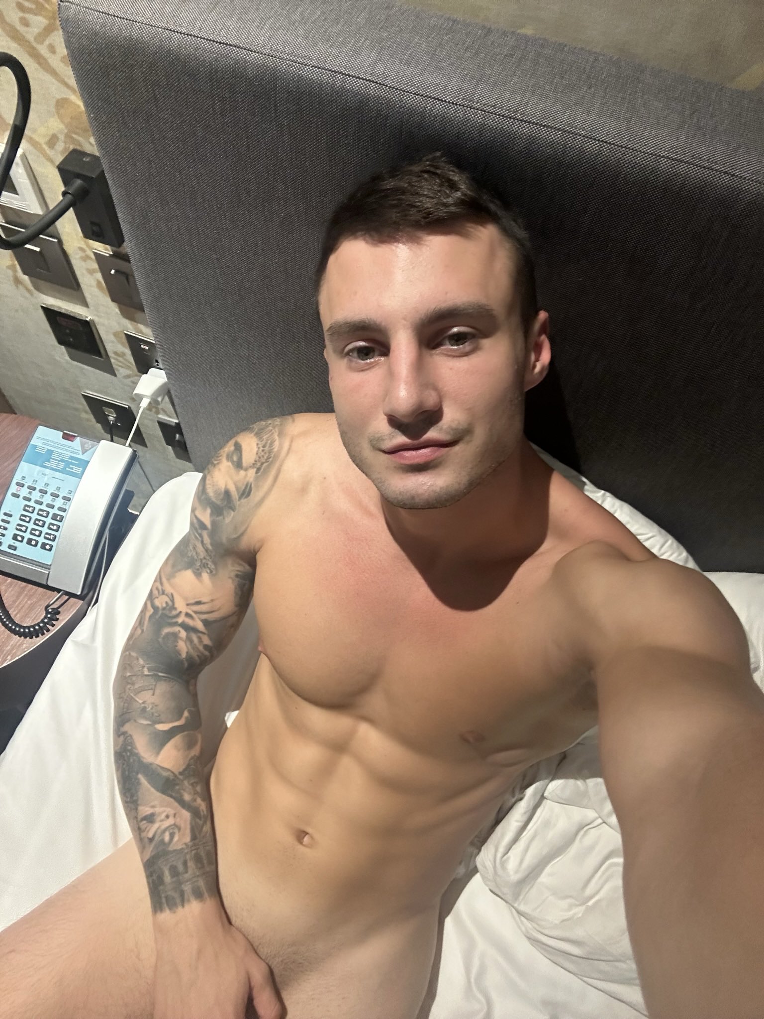Max Barz na platformi X: Lets chat Im online