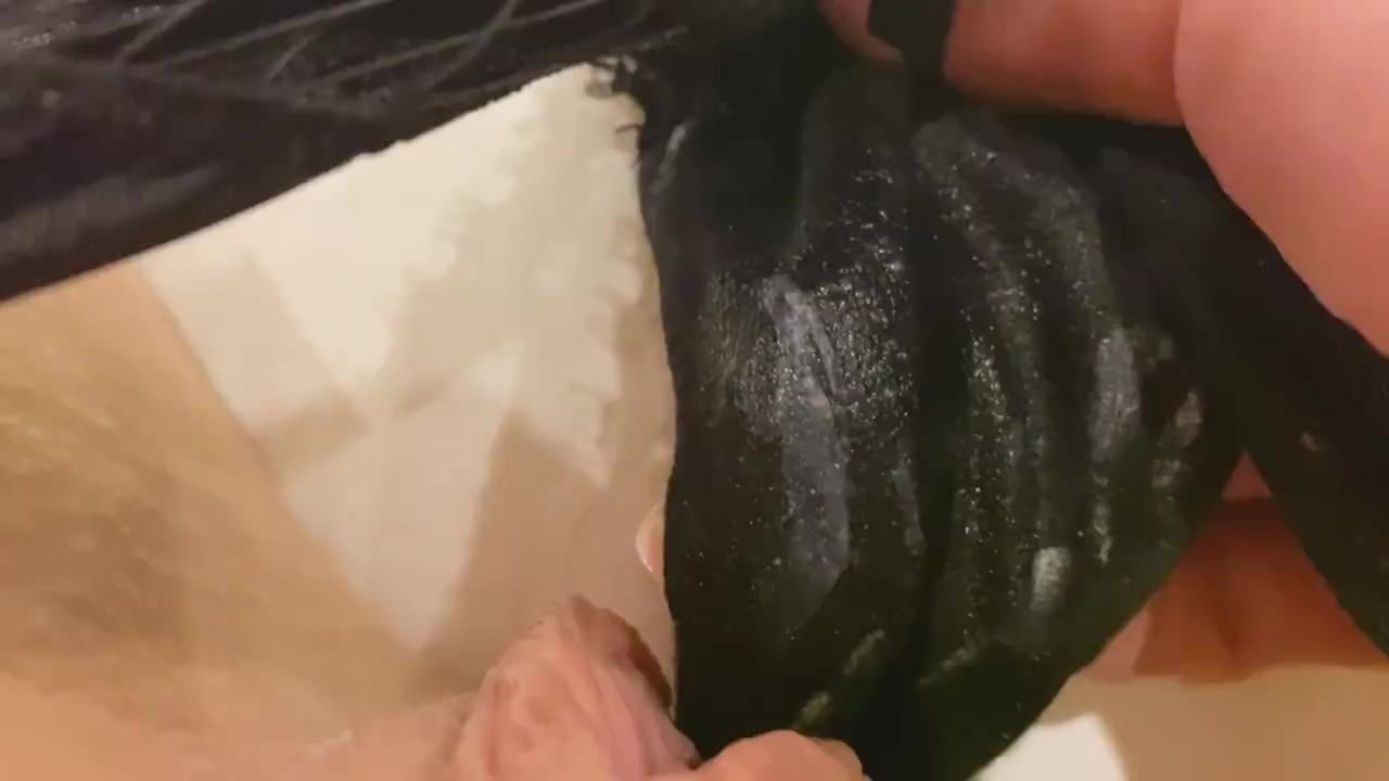 Vuil nat slipje masturbatie. Ik moet mijn clit tegen deze bevlekte stof wrijven totdat ik klaarkom