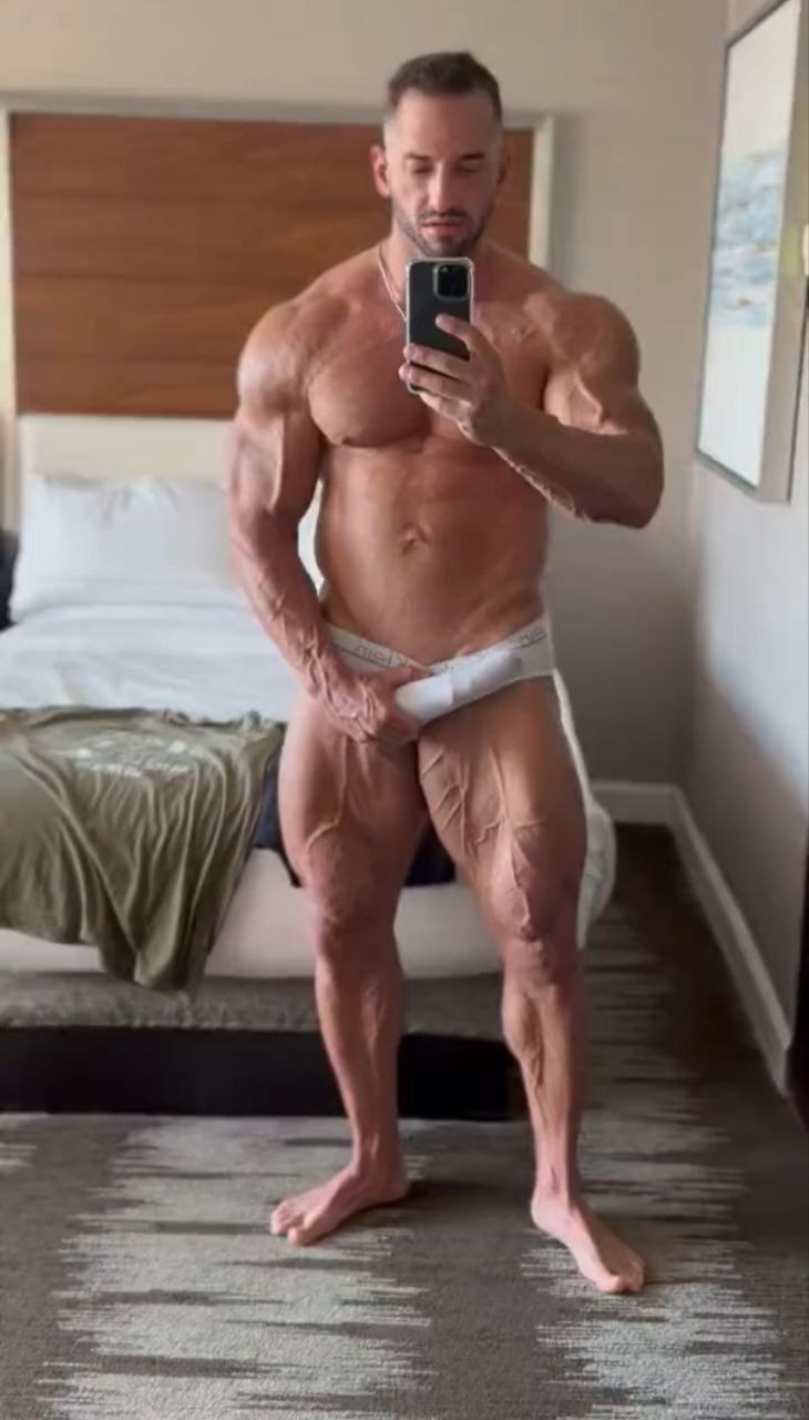Bodybuilder Cpxxx and His Huge Cock