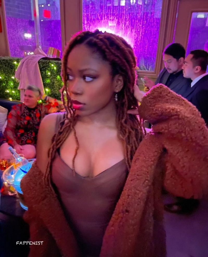 Riele Downs Topless and Sexy Photo Collection