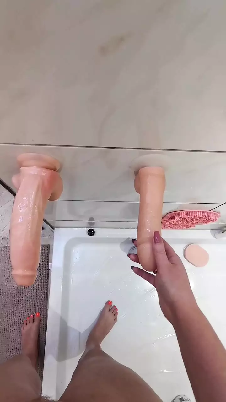 MILF Big Lips Dildo in Shower Big Tits: Amateur Porn