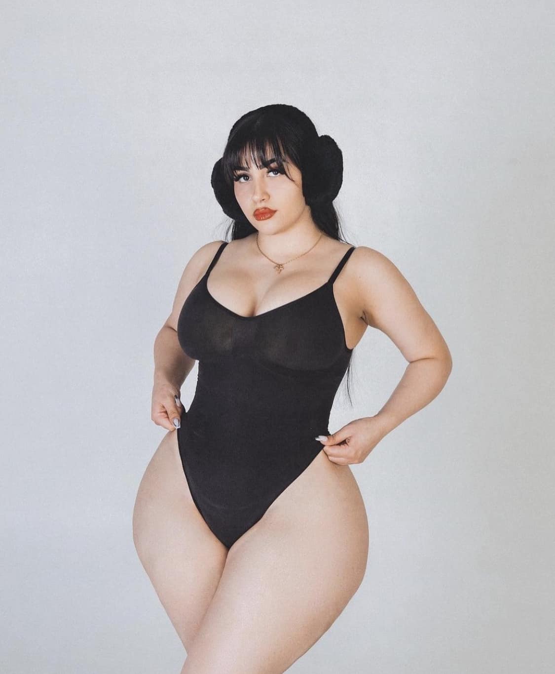Amelia Curvy