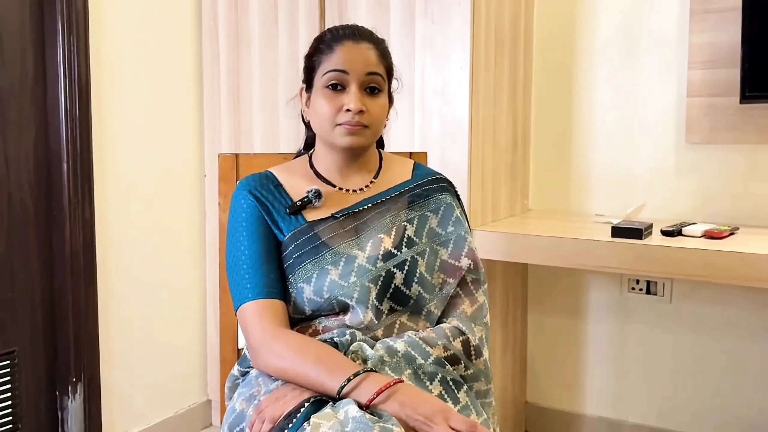 Bhabhi Ji Live in New Flat Gave a Gift to Neighbor Devar Ji First Time XXX Video in Hindi Audio