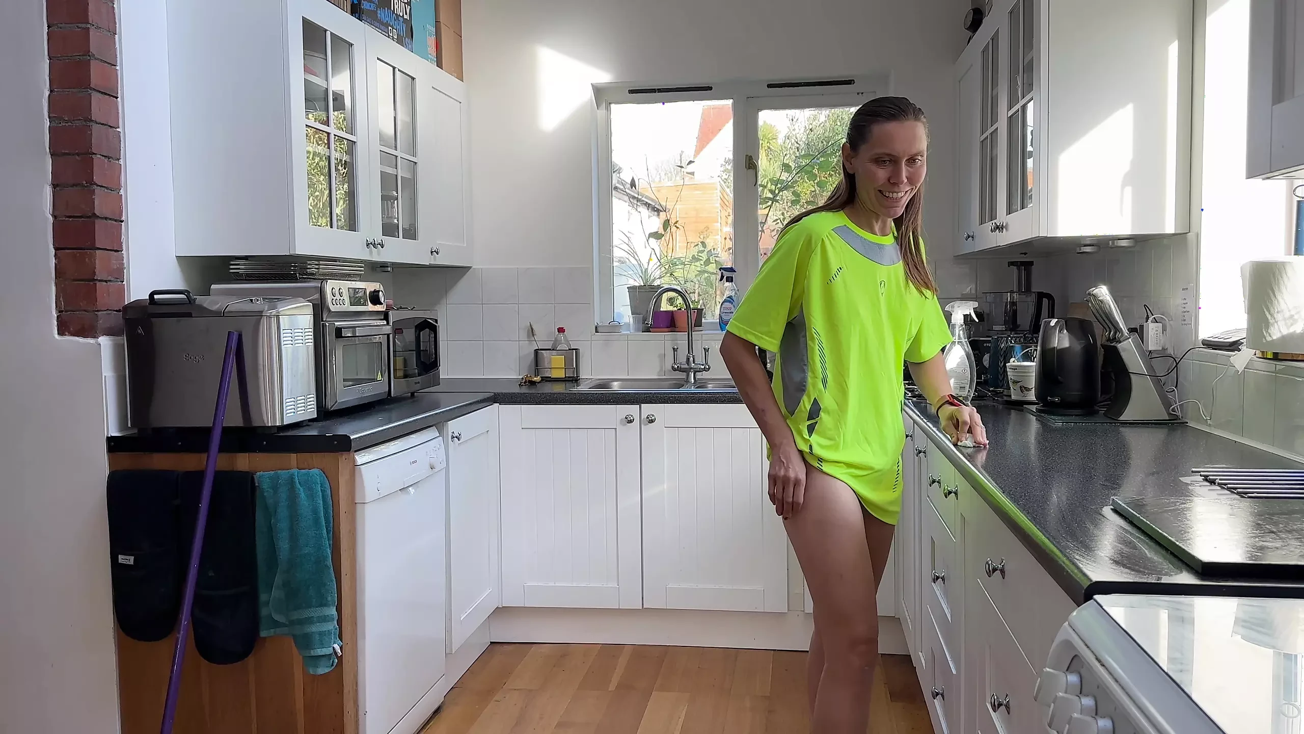 This Housewife is Only Wearing a T-shirt: Amateur Porn feat. Wamgirlx by FapHouse