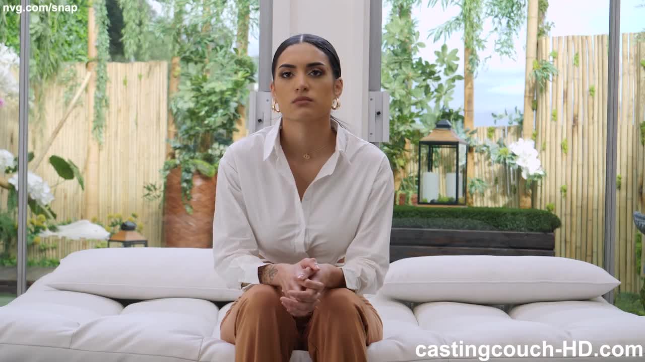 Eine brünette Amateurin ist eine heie Latina mit groen Titten und einem groen Arsch im POV eines Casting-Direktors der sie auf der Couch zum Sex verführt.