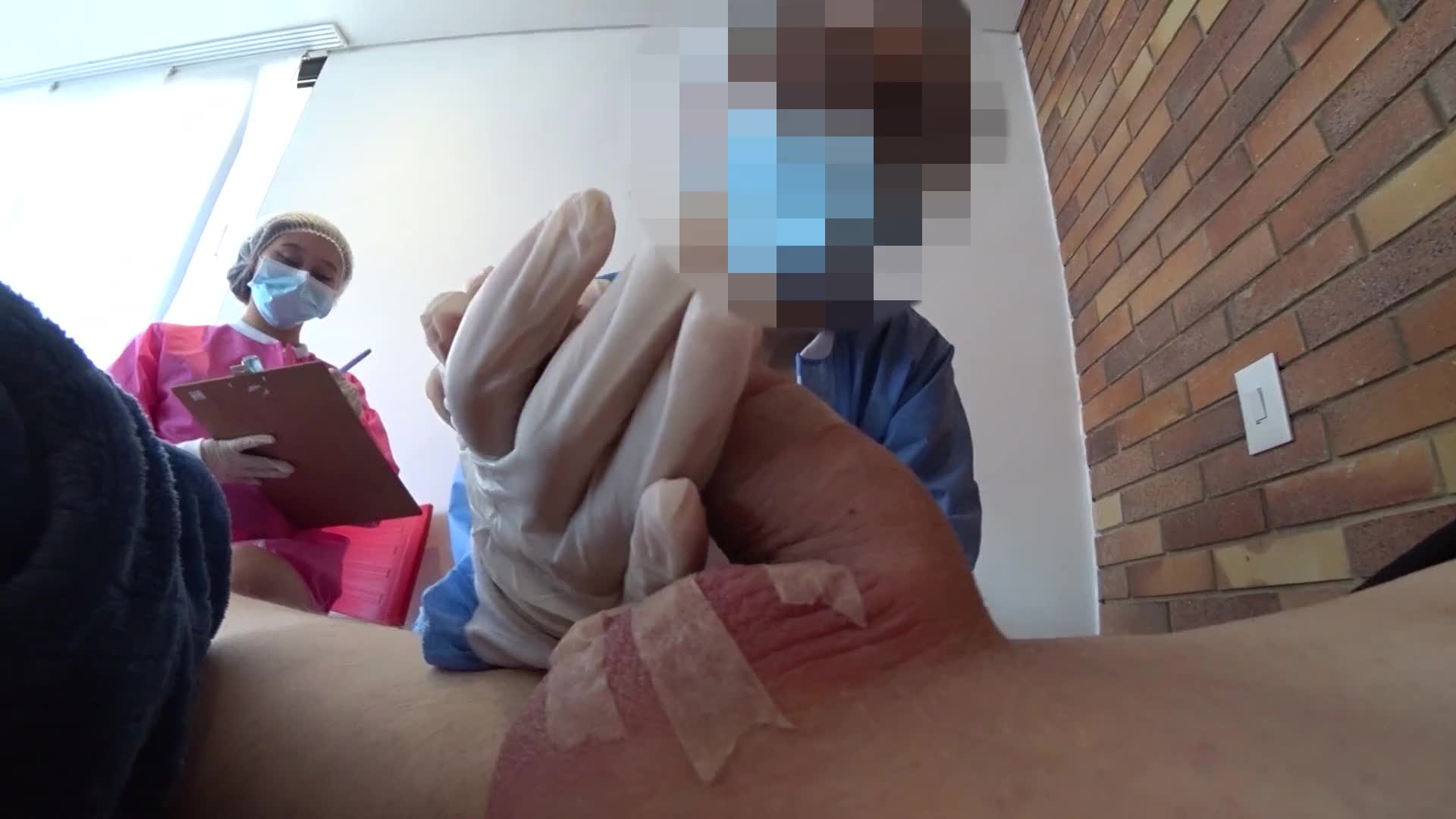 Diese hübsche Krankenschwester überraschte mich mit einem Blowjob und einem Rimjob vor einem Arzt.