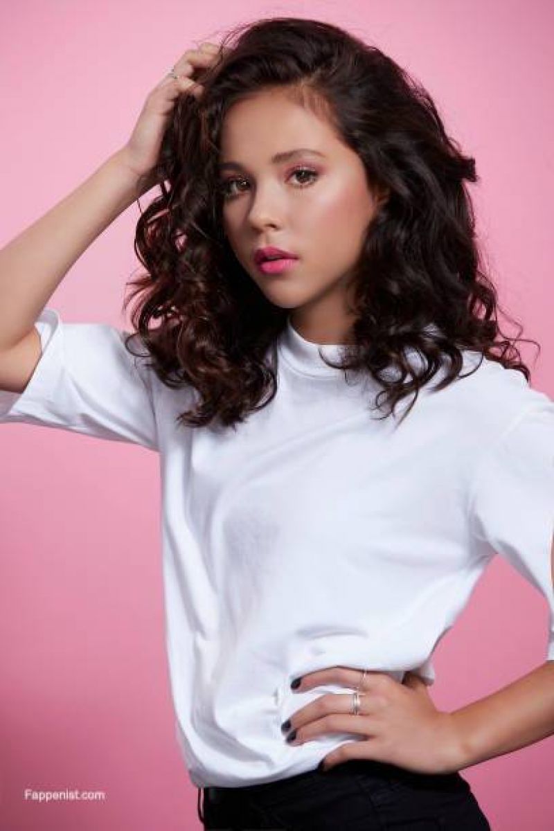 Breanna Yde Sexy Tits and Ass Photo Collection