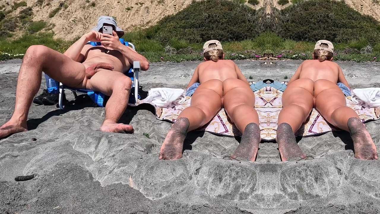 Pink Pussy en Big Dick hangen op het naaktstrand. Voyeurs Dream