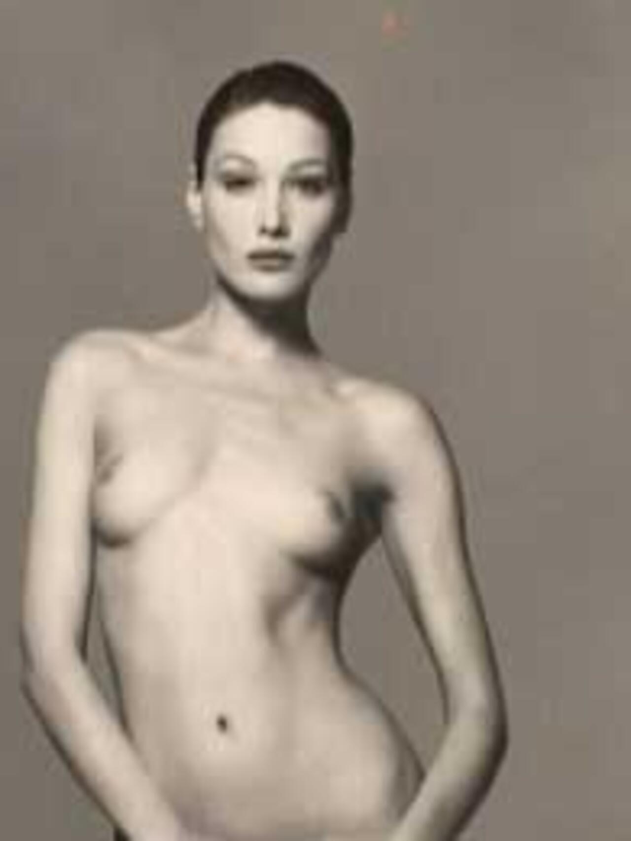 Nude photo of Carla Bruni goes under the hammer