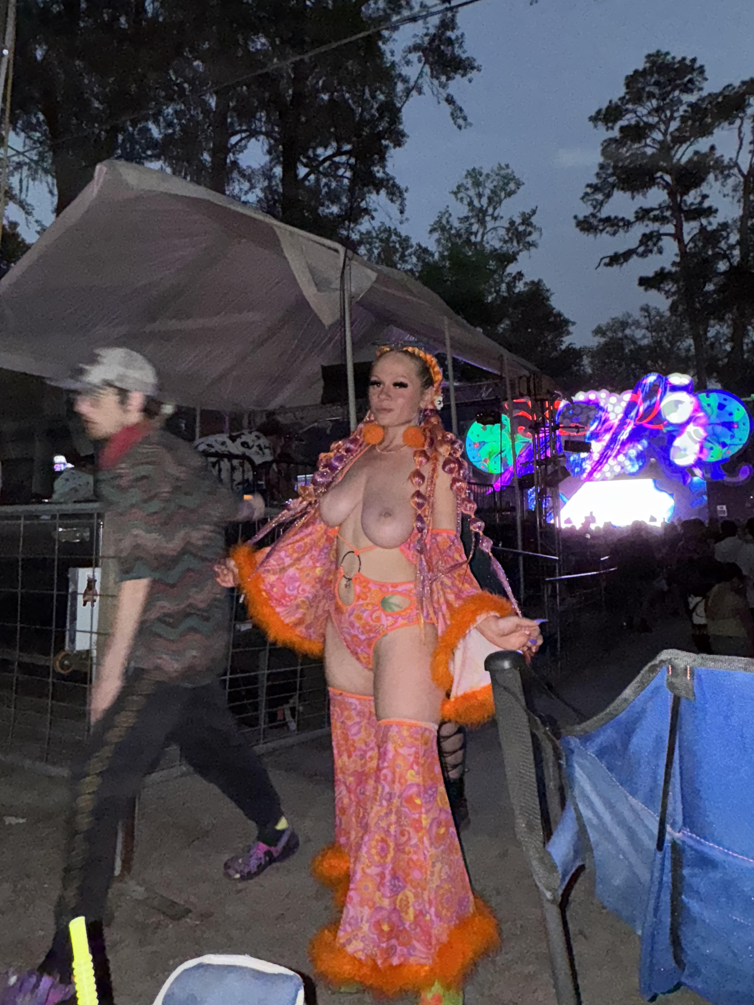 I know its risky but i wish someone would fuck me in the crowd at a