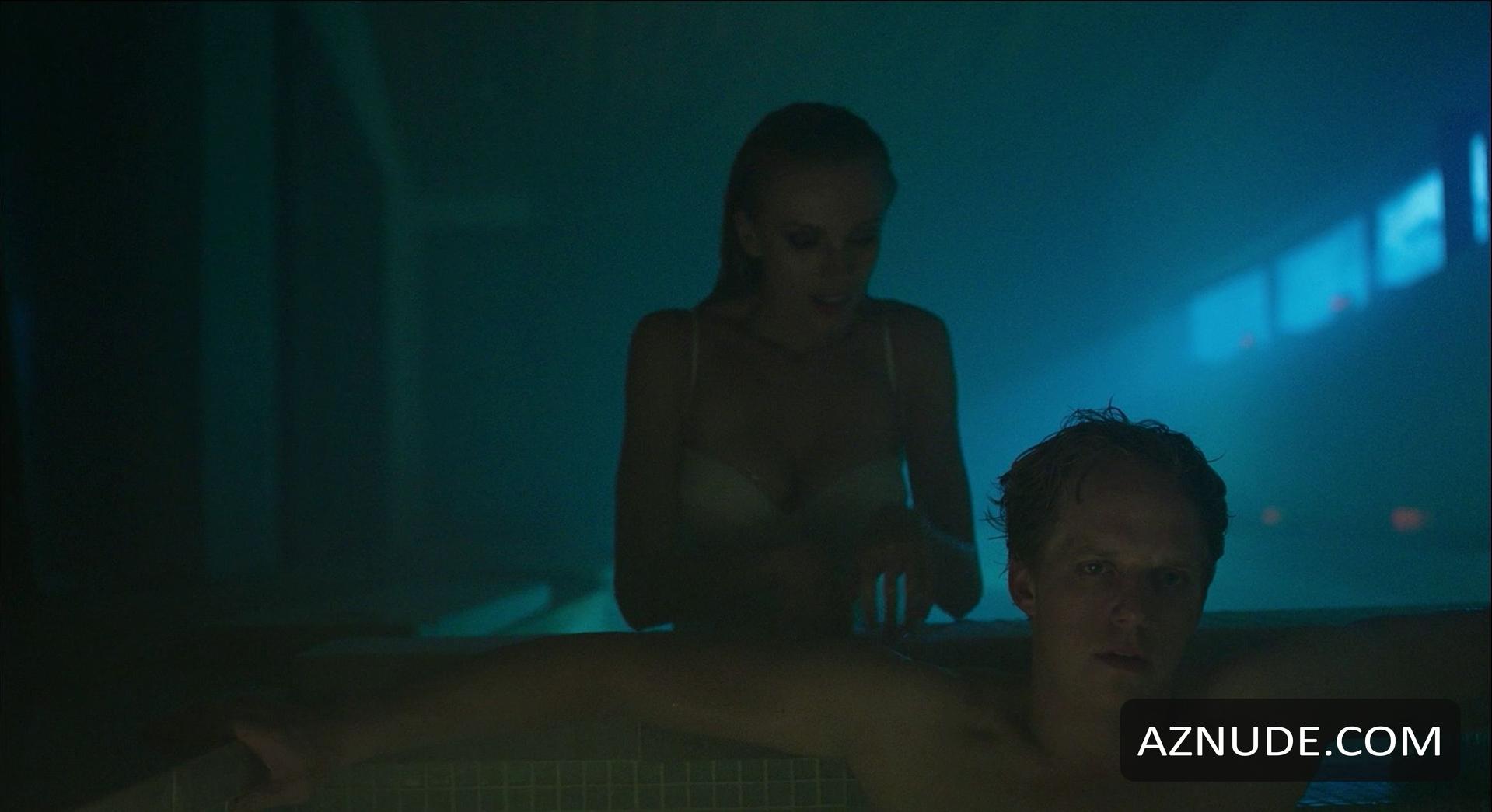 BAR PALY Nude