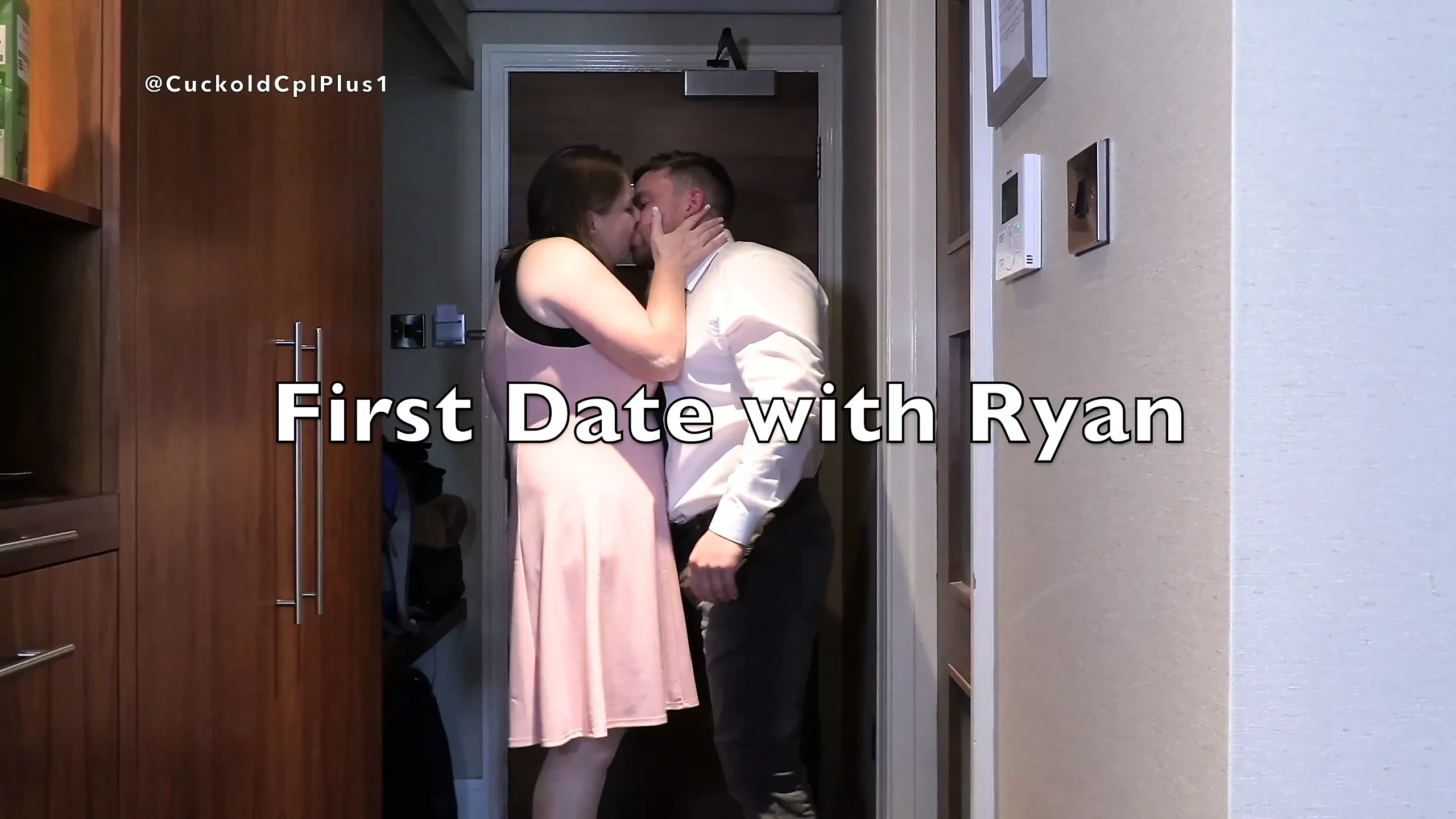 Vrouw neukt man op eerste date terwijl manlief filmt