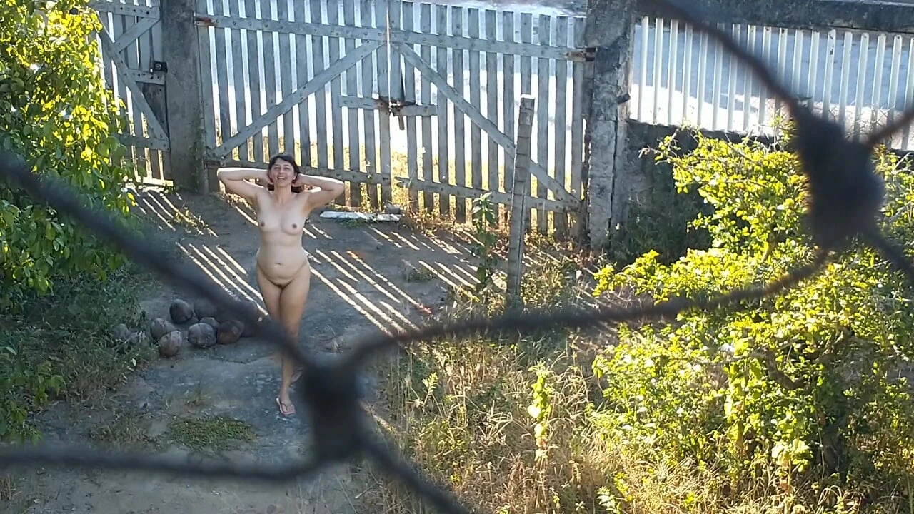 My Wife Walking Totally Naked Outdoor: Amateur Porn feat. Casal Fatal by FapHouse