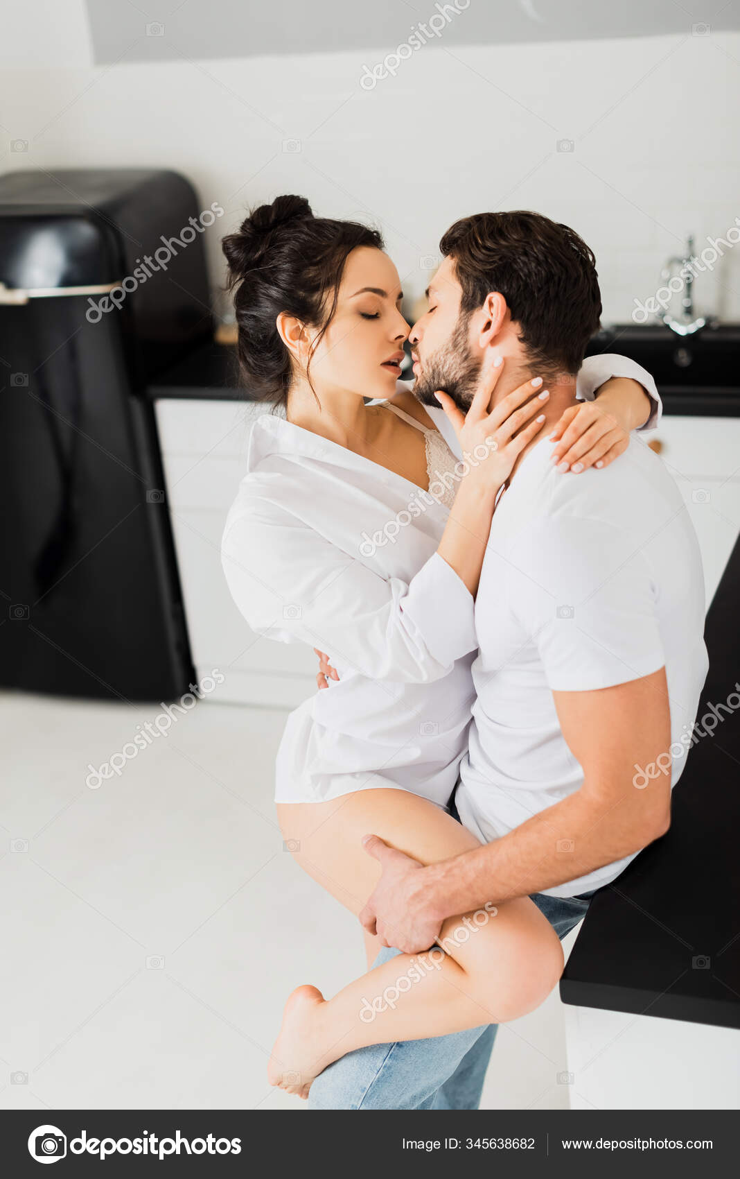 Zijaanzicht Van Knappe Man Zoenen Sexy Meisje Keuken Stockfoto HayDmitriy 345638682
