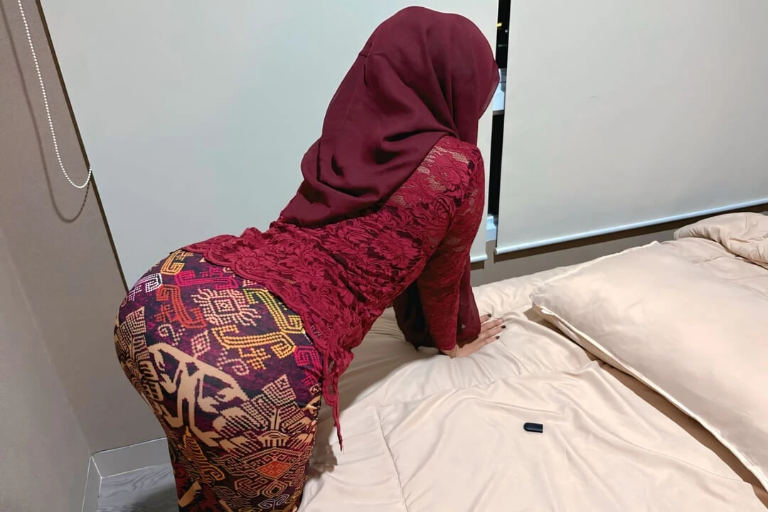 A Girl with a Scarf Makes Me Feel Bad: Amateur Porn feat. Sleeplovers